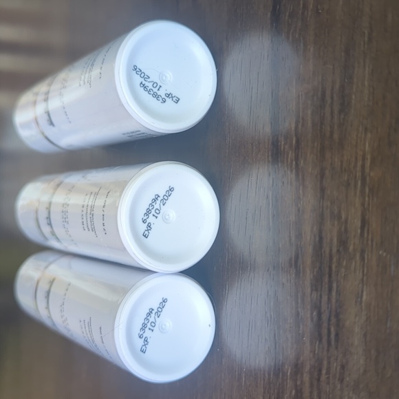 BNIB Universal Tinted Moisturizer SPF 46 - Picture 3 of 4